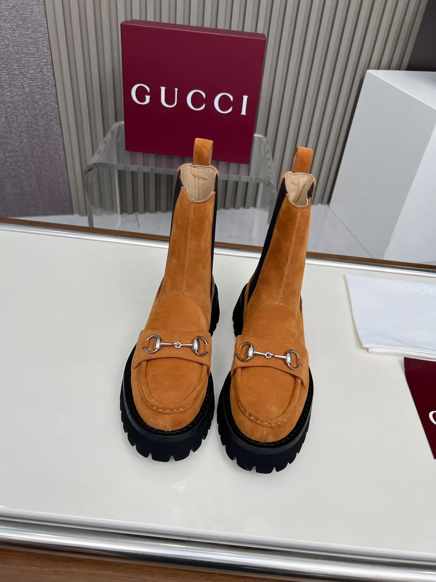 👟👟Ex-factory price 640👟👟 New version of Gucci GUCCI hot sale✅Ankle boots 🎉Very easy to match👍Elastic design on both sides [strong] Easy to put on and take off, especially retro British style, Gucci buckle decoration on the front💎LOGO✅ Fabric: imported cowhide 🐂High mercerized velvet, lining/foot: cow lining Color: black caramel color Brown 3 colors optional Number of yards: 35-42 {2 heads need to be customized} Heel height: 5cm Packing: Comes with card and cloth bag.